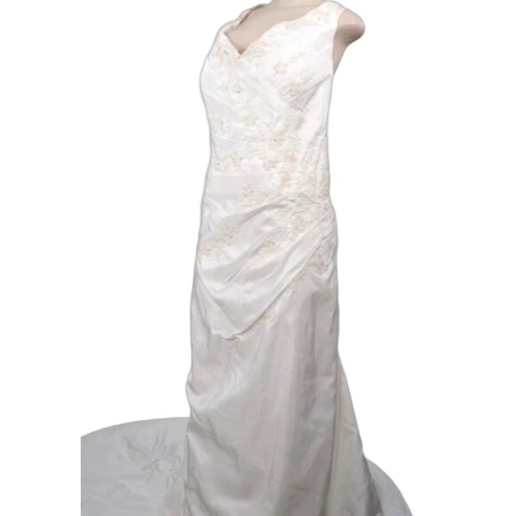 VII Collection Bridal Gown New - Picture 2 of 5